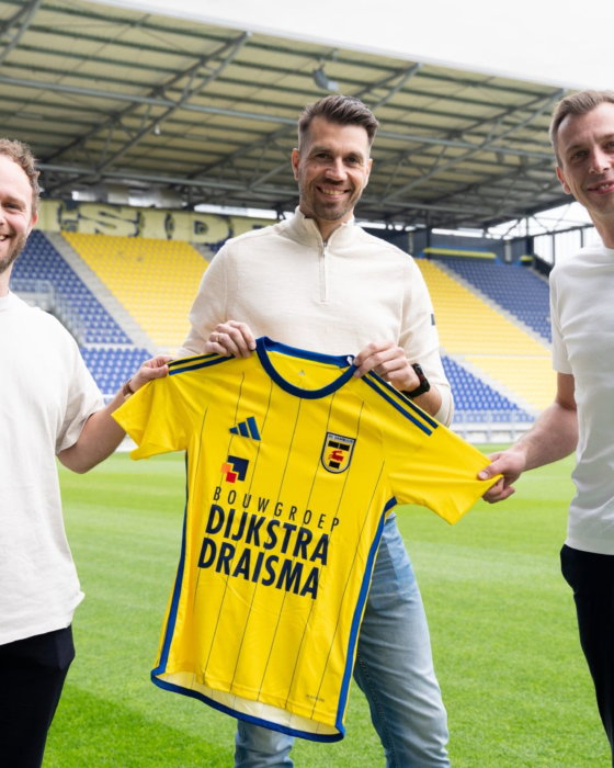 Drie partners met geel Cambuur-shirt