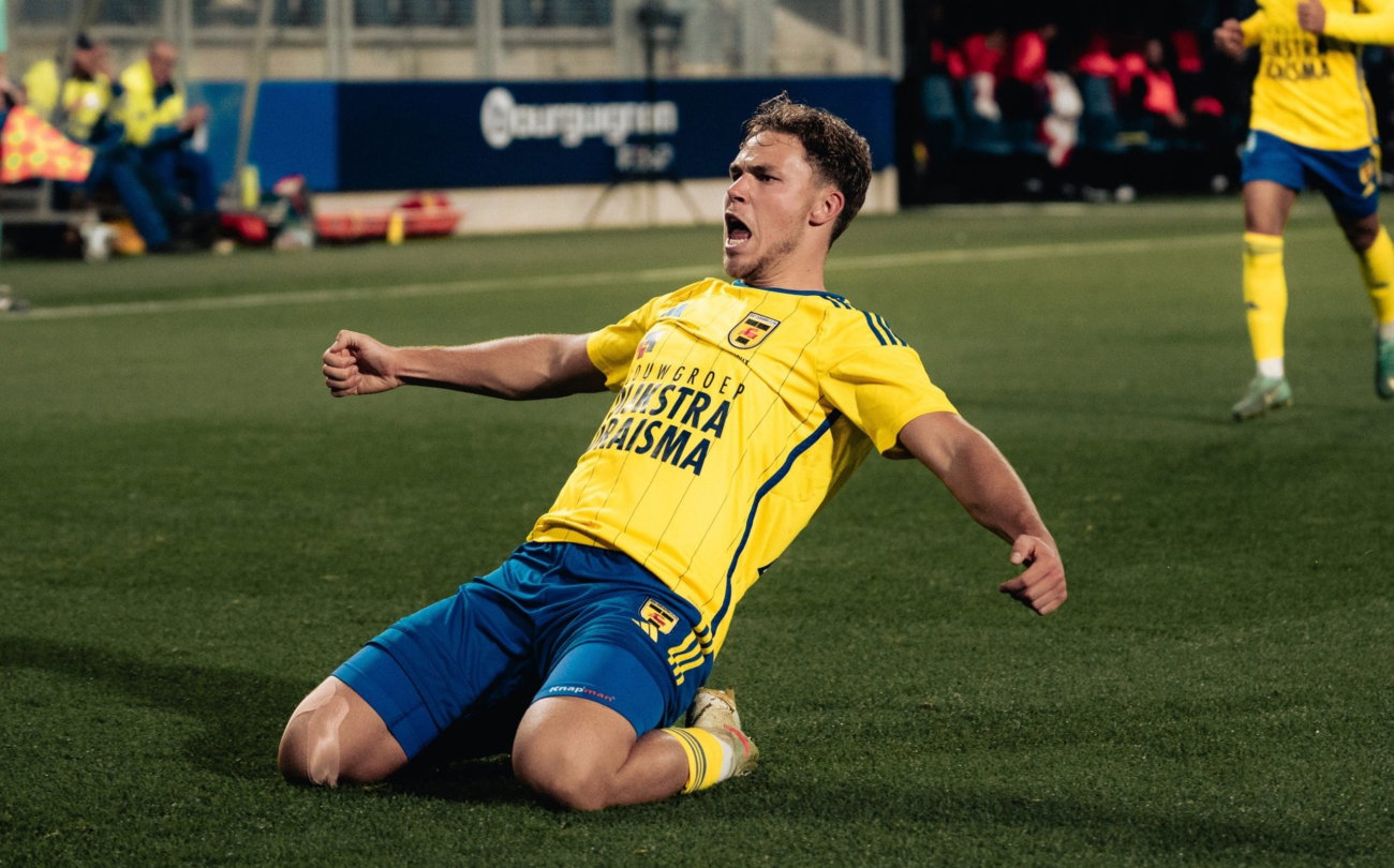 Speler glijdt juichend over het gras