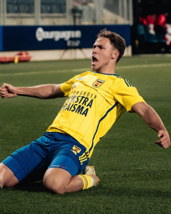 Speler glijdt juichend over het gras