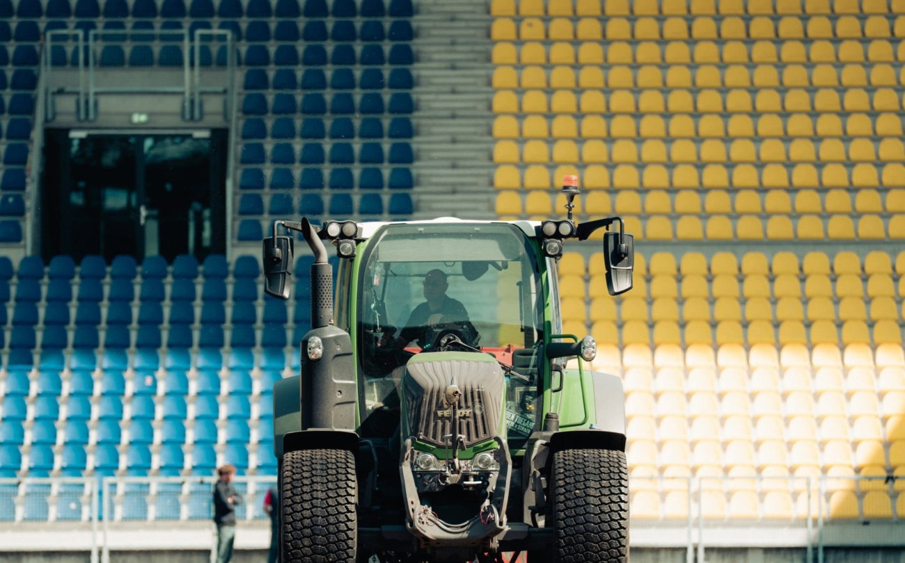 Tractor op het veld in het oude stadion