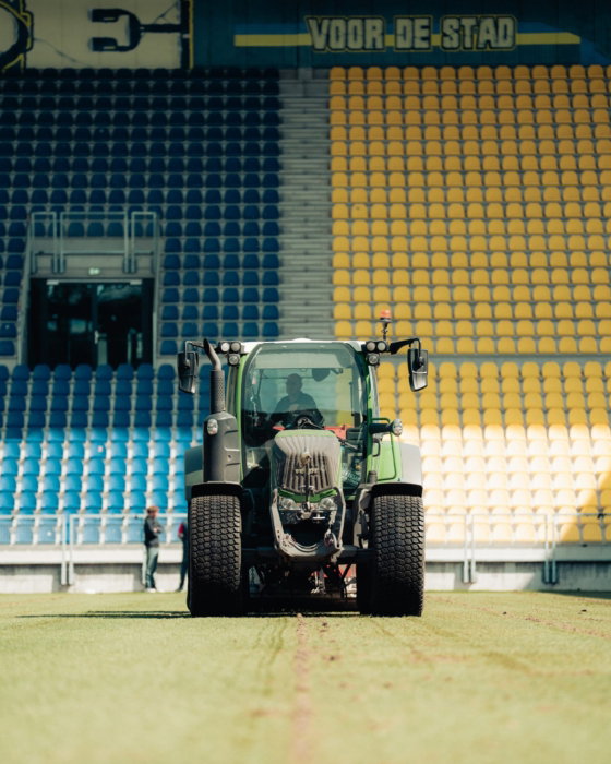 Tractor op het veld in het oude stadion