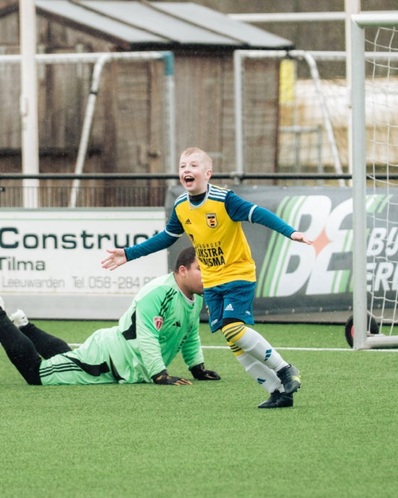 Jeugdspeler scoort langs de keeper