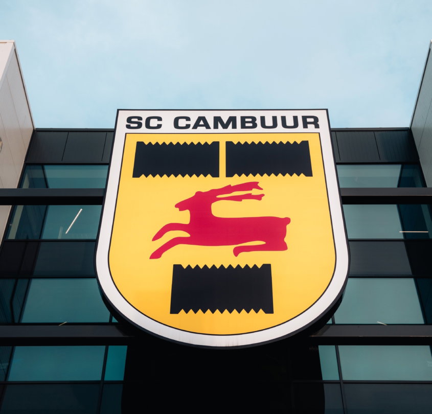 Groot clublogo SC Cambuur aan de gevel