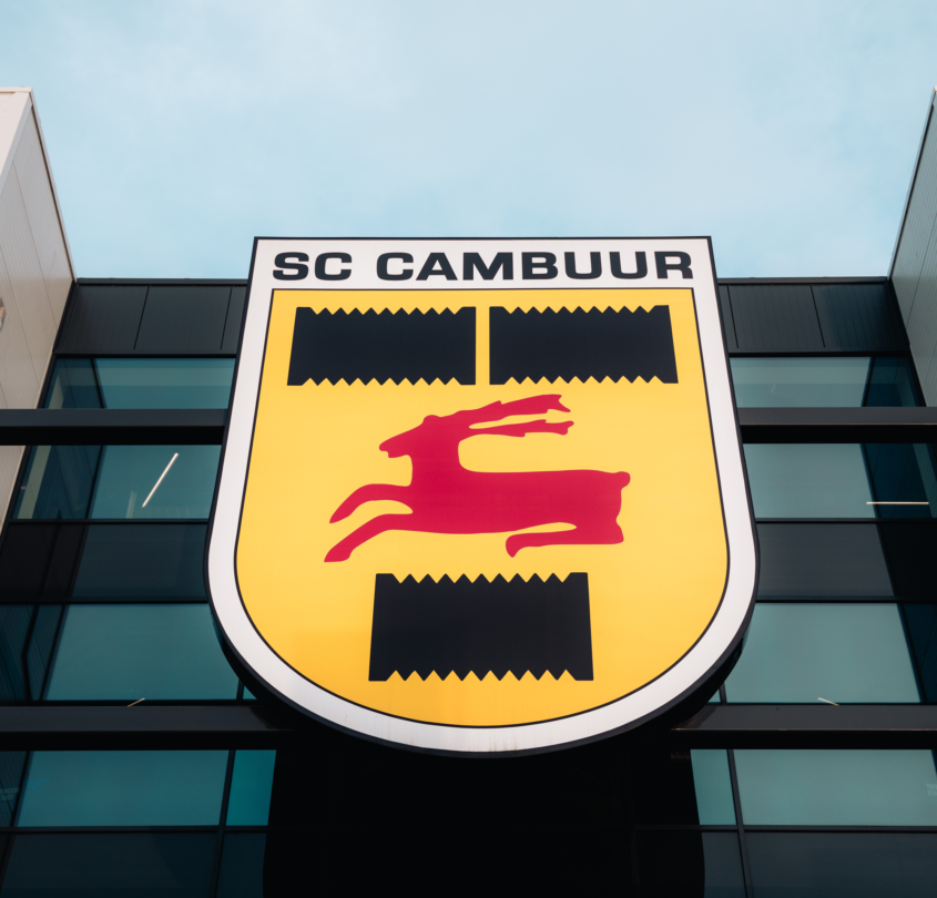 Clublogo SC Cambuur aan de gevel