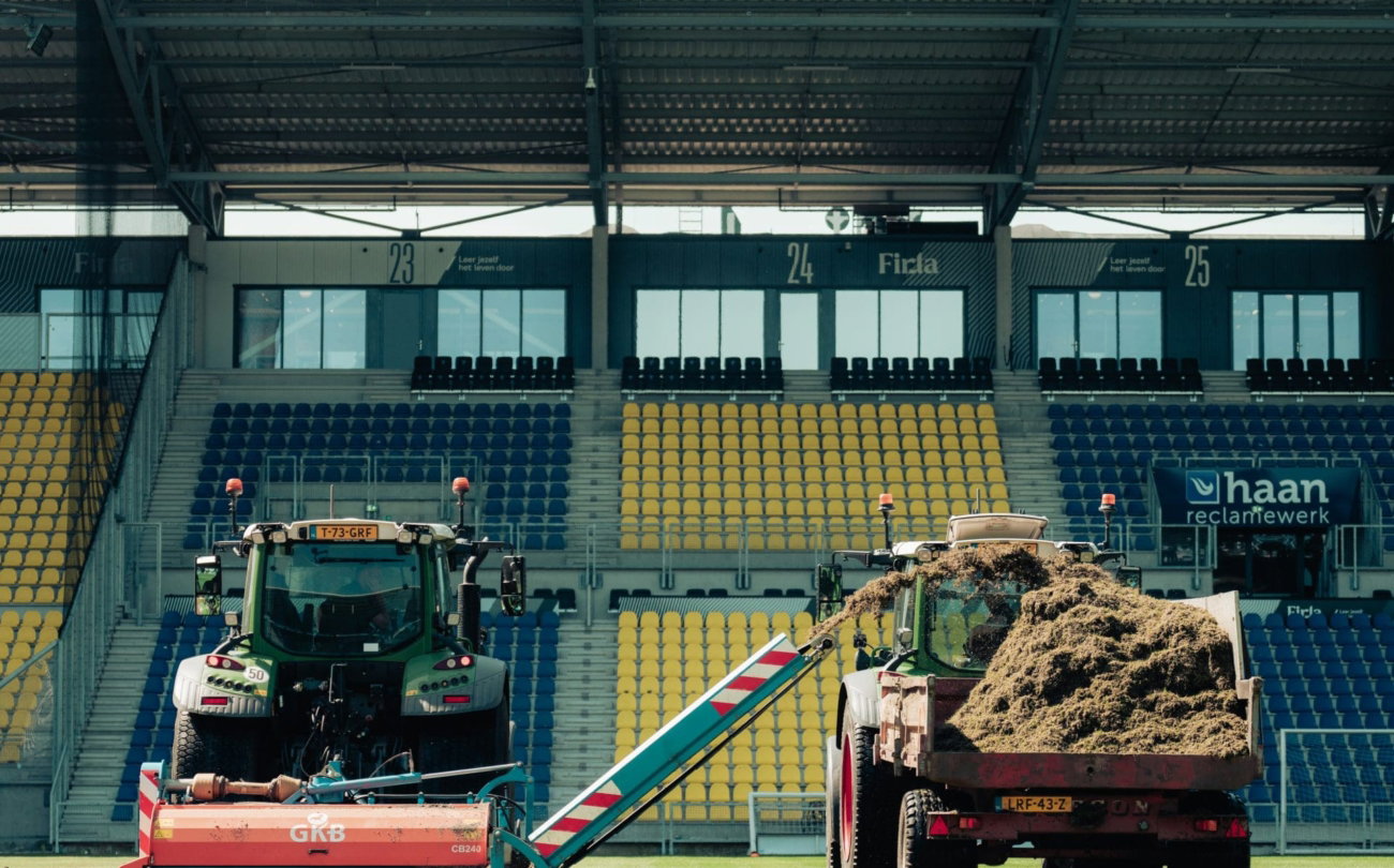 Werkzaamheden aan het veld in het stadion
