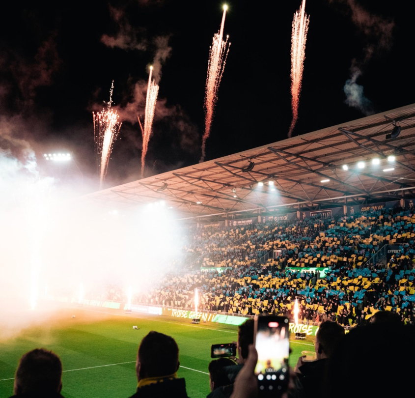 Vuurwerk bij een avondwedstrijd in het stadion