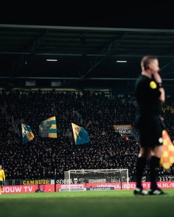 Scheidsrechter voor een tribune met vlaggen