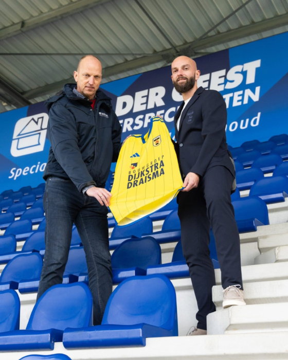 Partners met shirt op de tribune