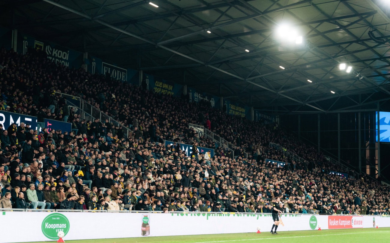 Volle tribune onder het licht