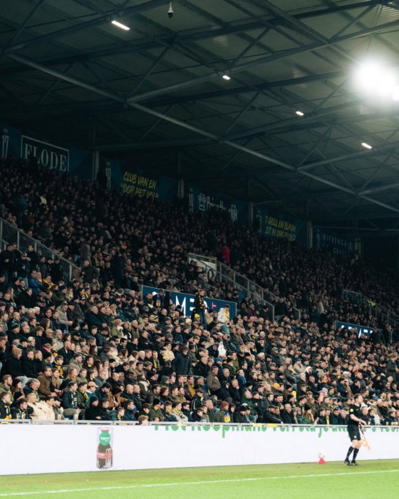 Volle tribune onder het licht
