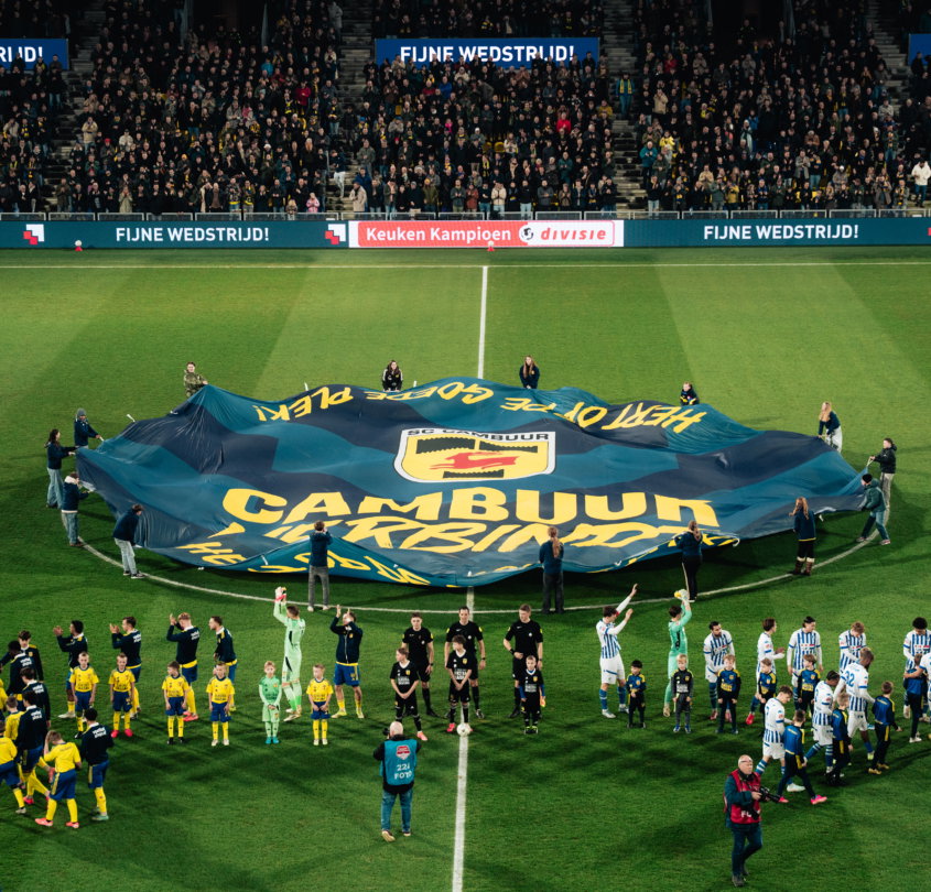 Groot spandoek met Cambuur-logo op het middenveld