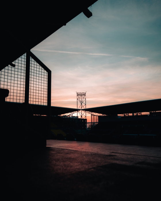 Silhouet van het stadion bij zonsondergang