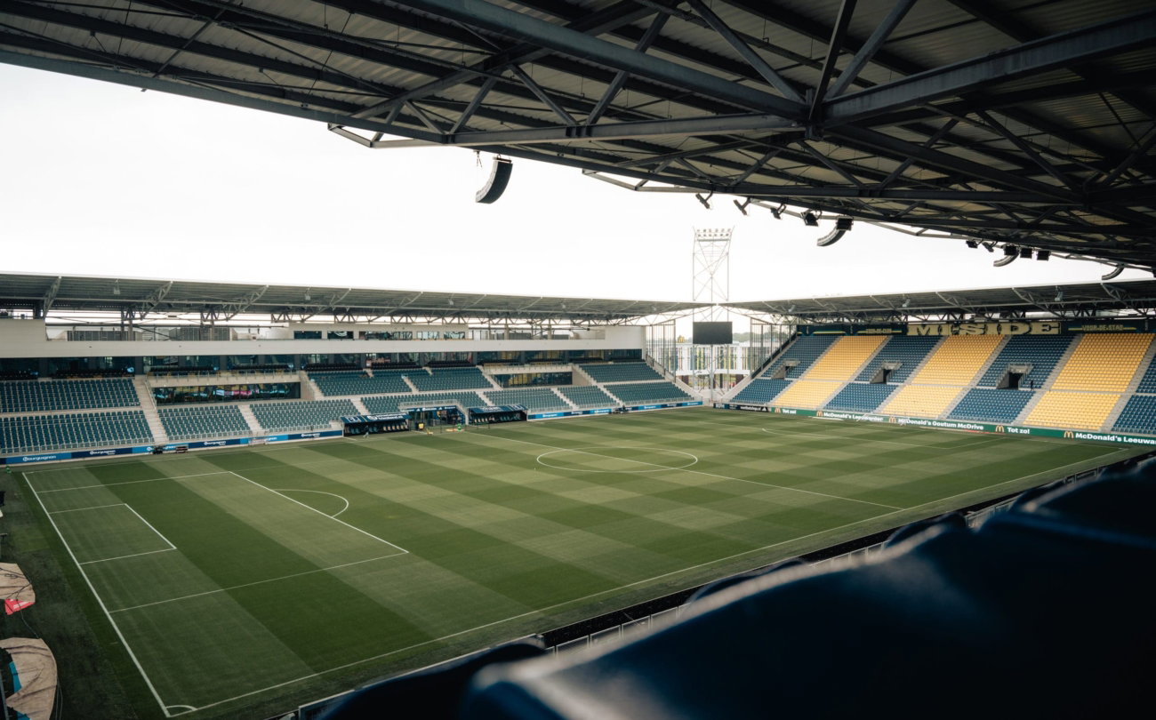 Grasmat en tribunes van het Kooi Stadion