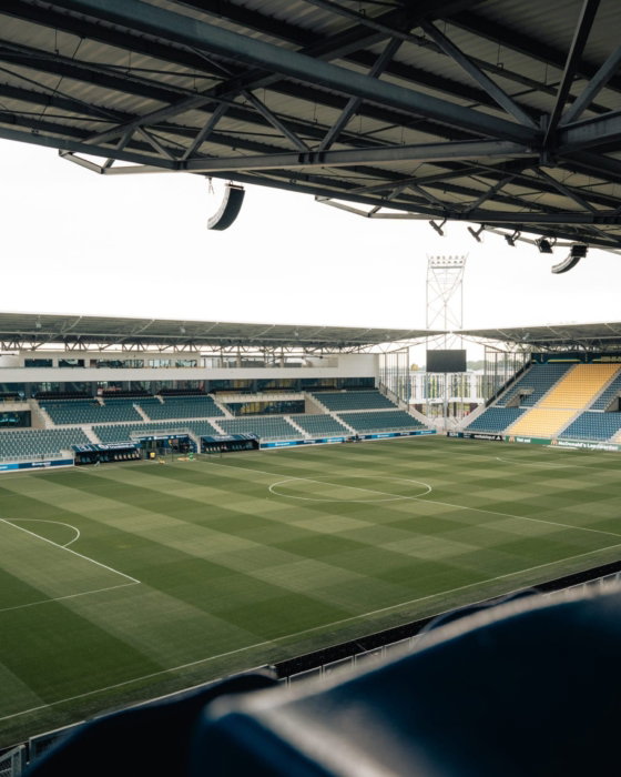 Grasmat en tribunes van het Kooi Stadion