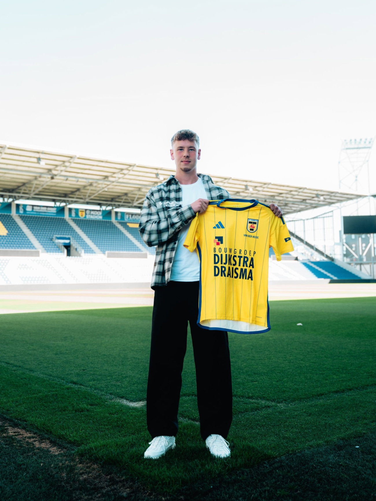 Eerste profcontract voor Wiebe van der Heide (19)