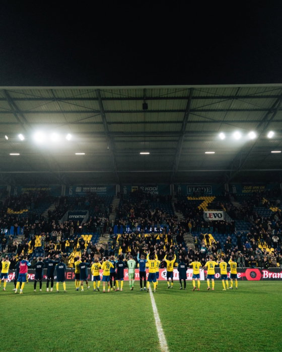 Spelers bedanken het uitvak in het donker