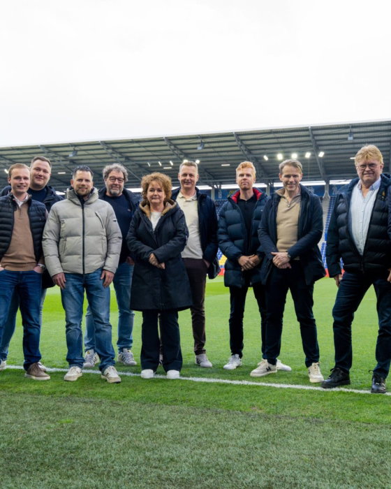 Groep partners op het veld