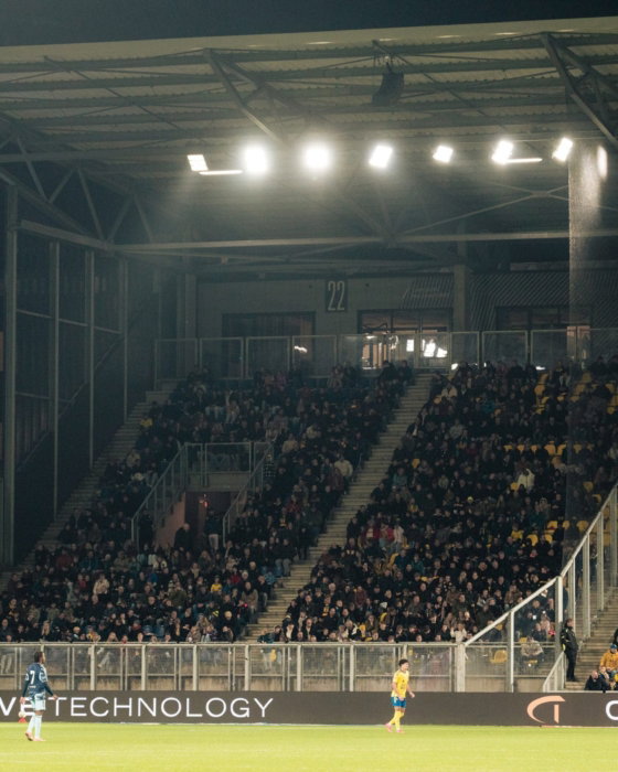 Tribune bij een uitwedstrijd onder het licht
