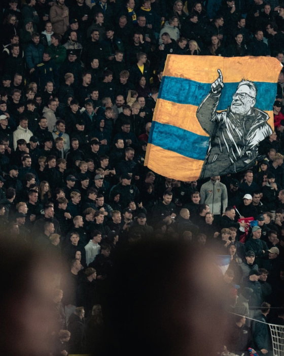 Geel-blauwe vlag op de tribune