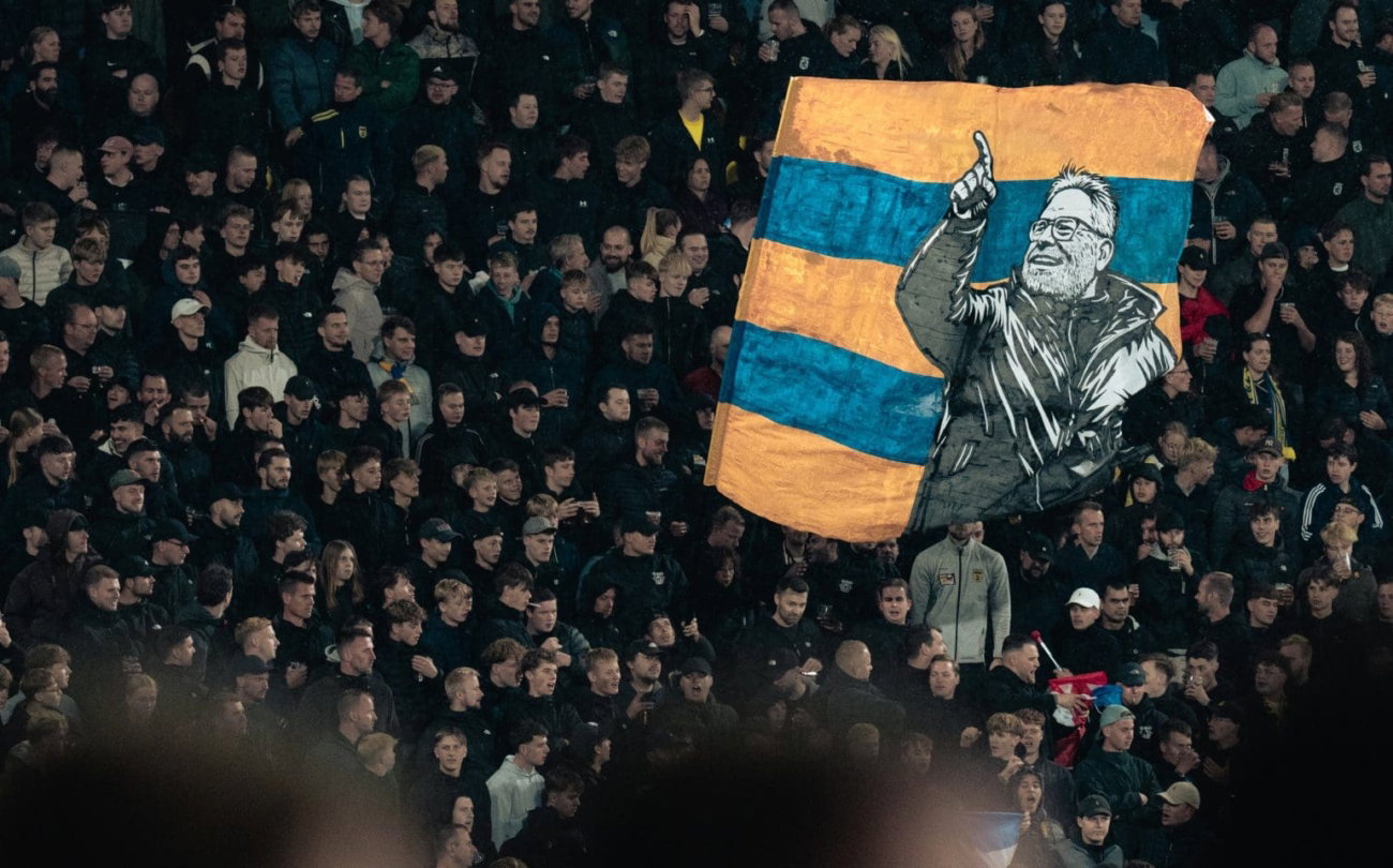 Vlag met Oldehove boven de supporters