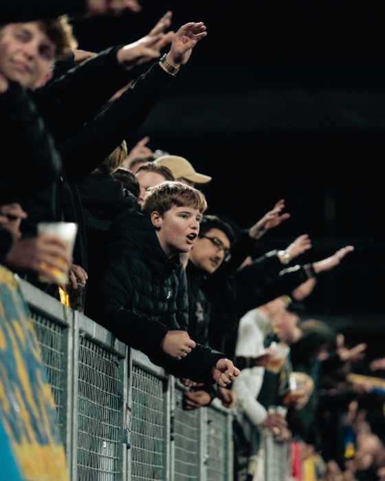 Supporters juichen achter het hek