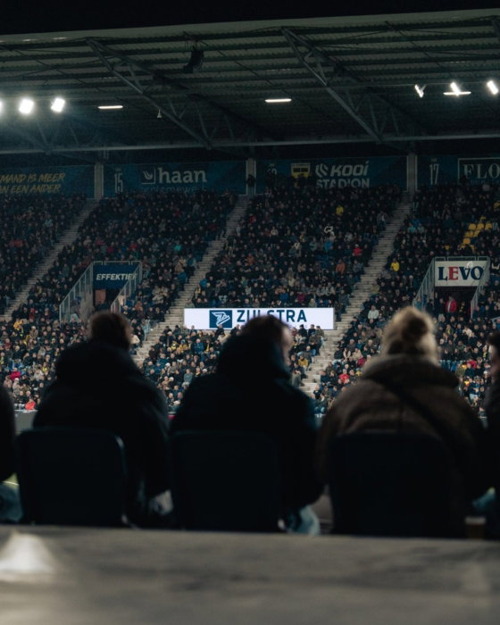 Supporters in silhouet op de tribune