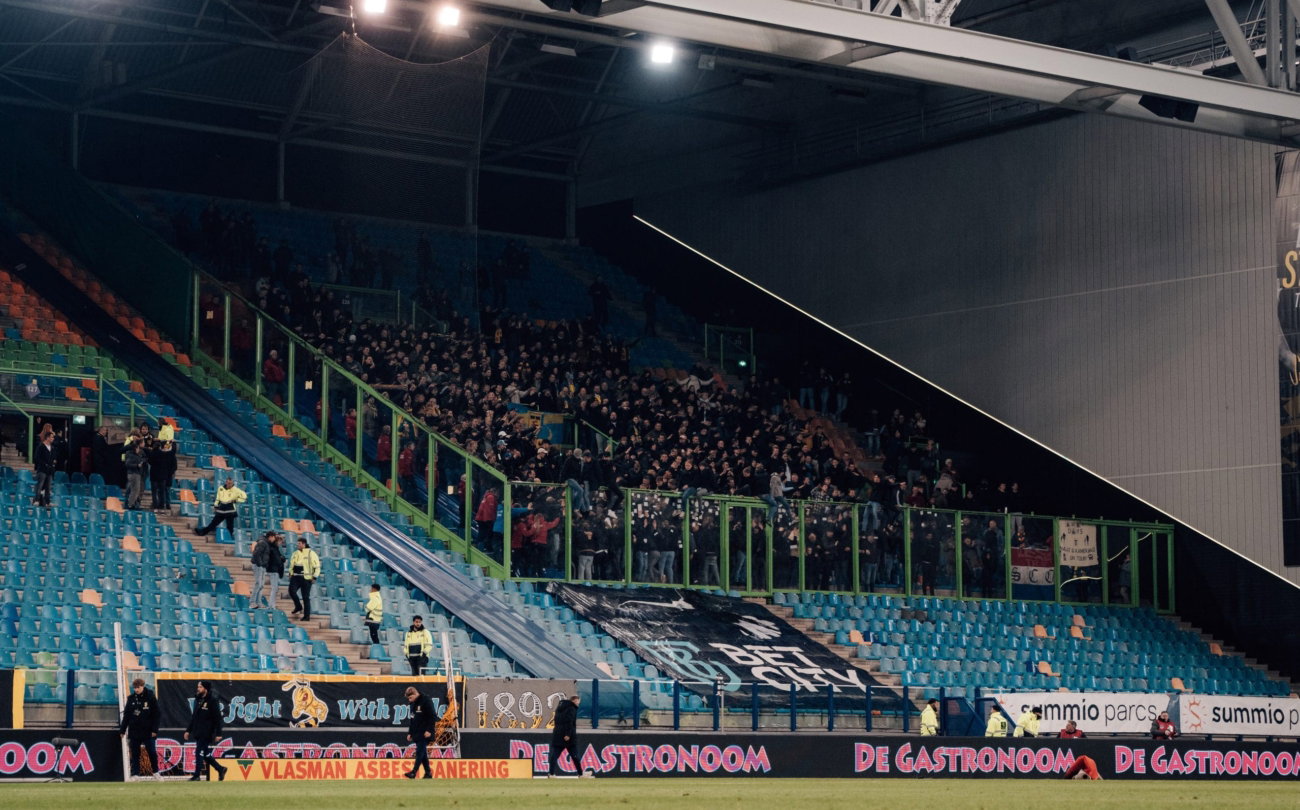 Volle tribune onder het stadiondak