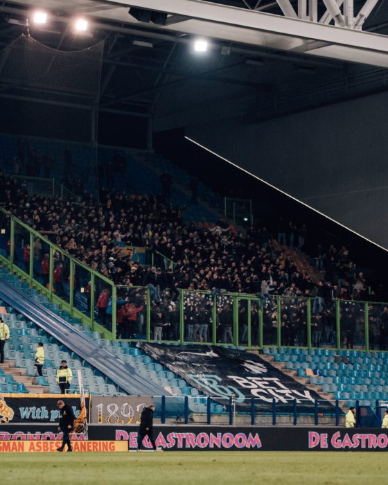 Volle tribune onder het stadiondak