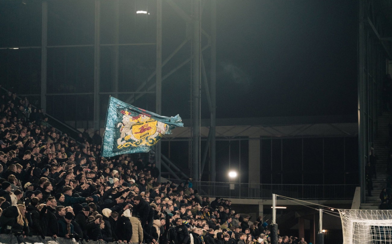 Vlag boven een donkere tribune