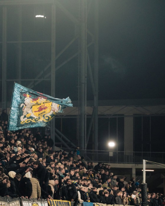 Vlag boven een donkere tribune