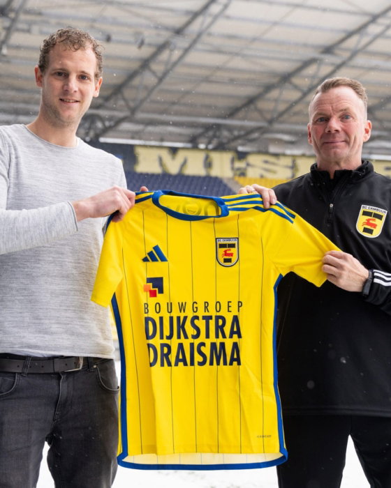Partners met geel Cambuur-shirt in het stadion