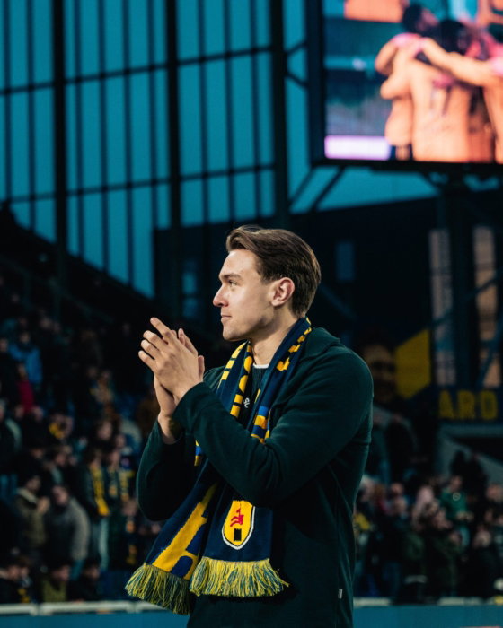 Trainer applaudisseert voor het publiek