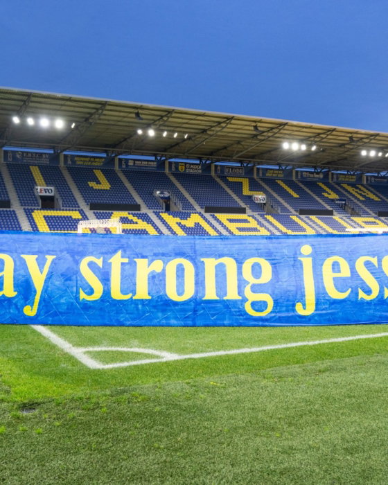 Spandoek Stay strong Jessie op het veld