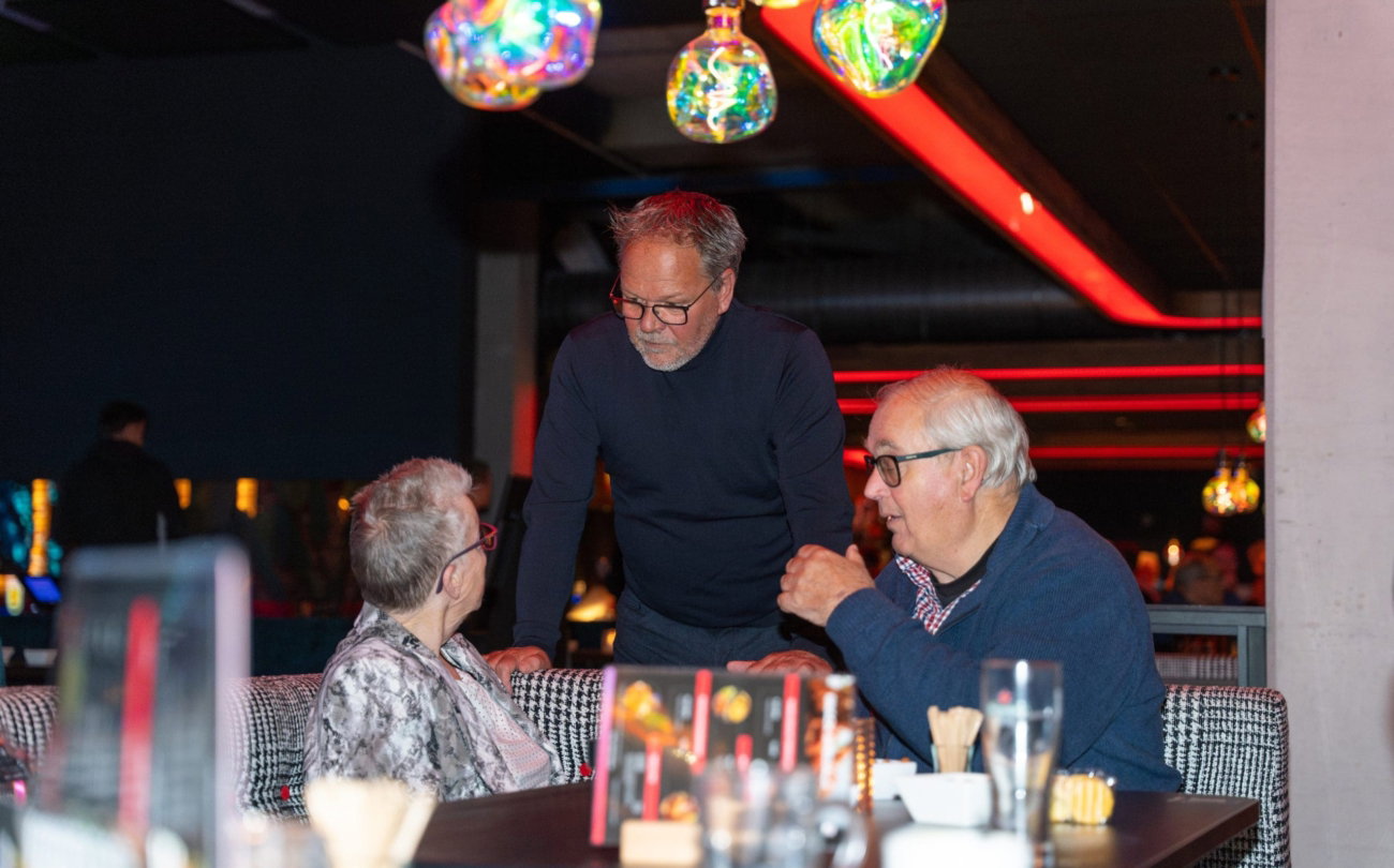 Gasten aan tafel bij een avond in de lounge