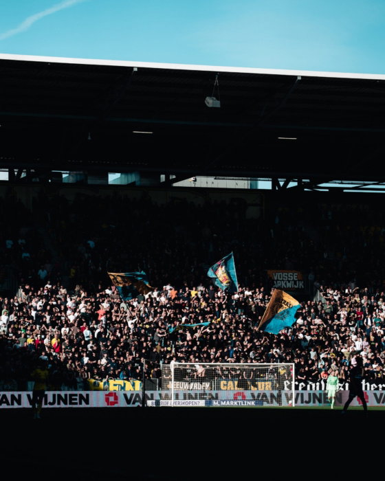 Volle tribune bij daglicht