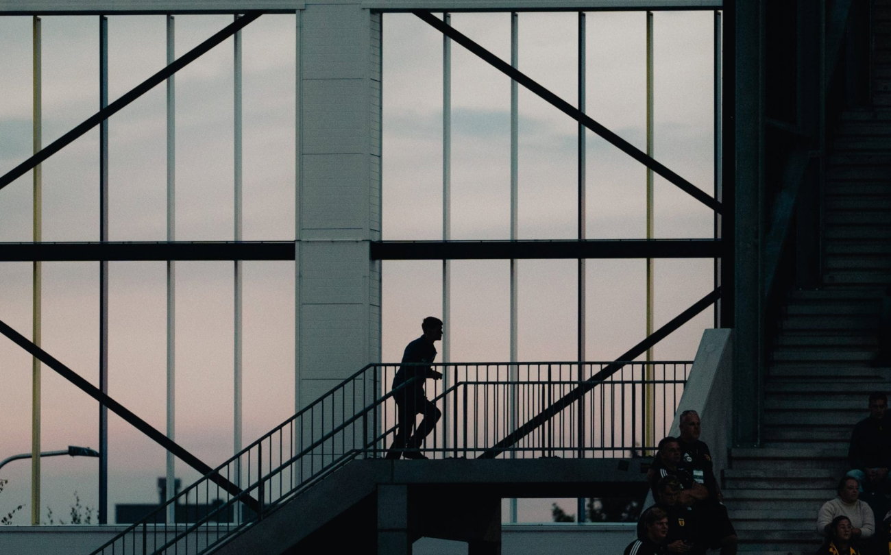 Trappenhuis in het stadion in silhouet