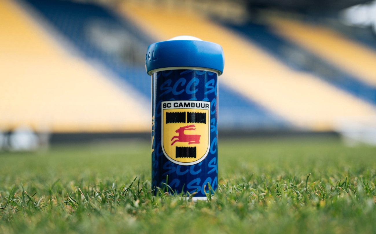 Cambuur-drinkbeker op het gras
