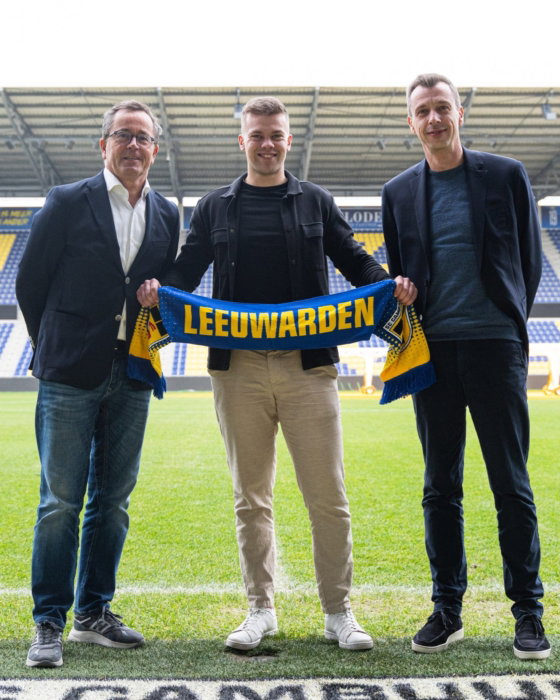 Partners met sjaal Leeuwarden op het veld