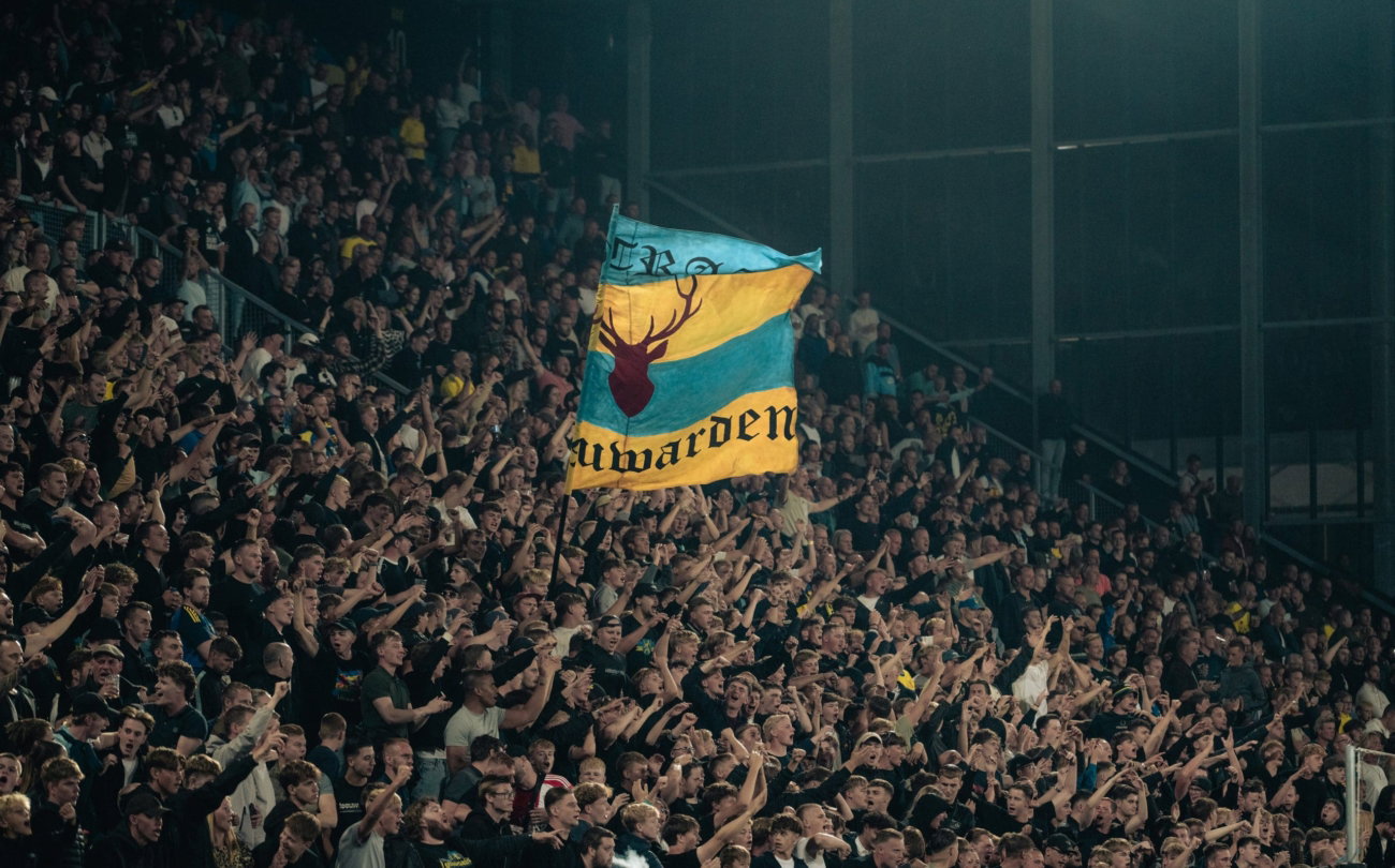 Vlag met hert op een volle tribune