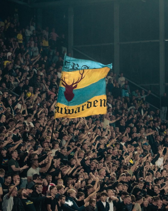 Vlag met hert boven de supporters