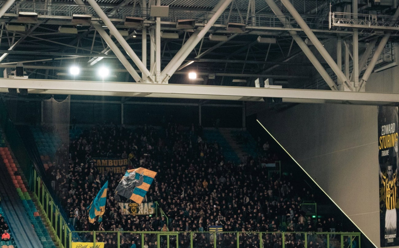 Tribune met dakconstructie en licht