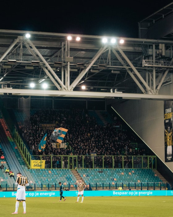 Tribune met dakconstructie en licht