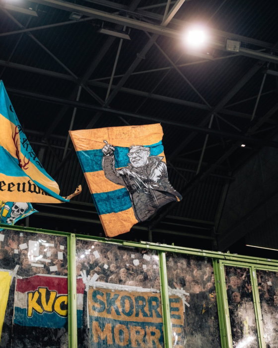 Vlaggen onder het stadionlicht