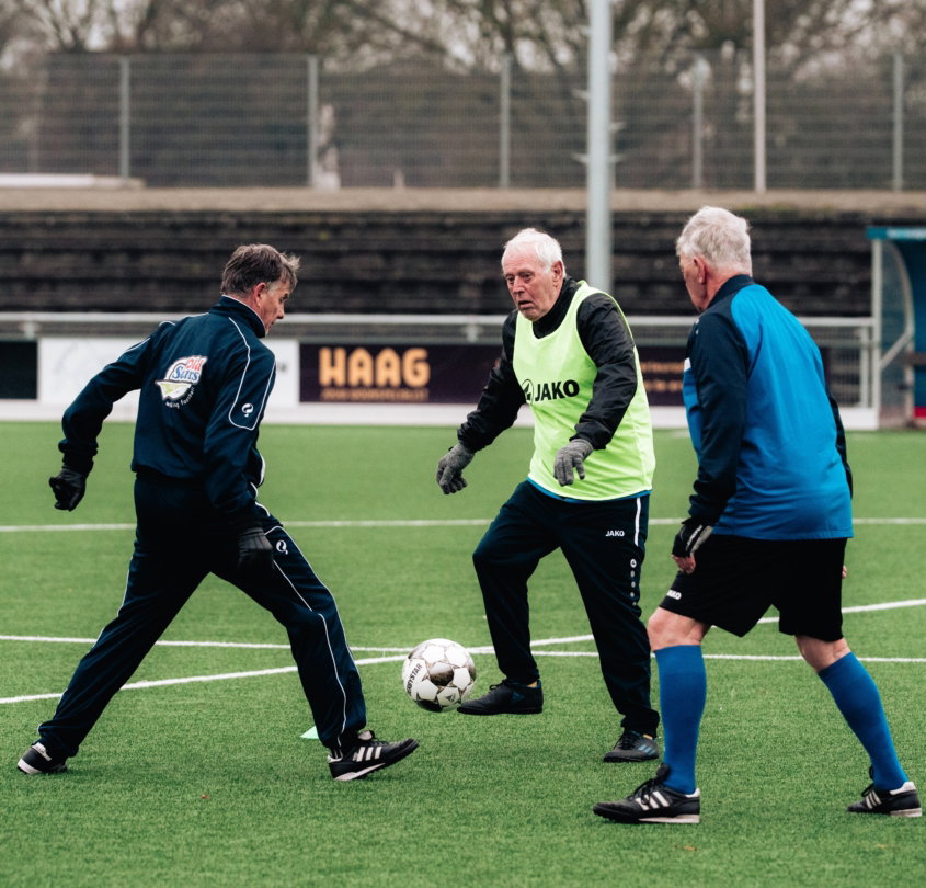 Walking football met oudere spelers