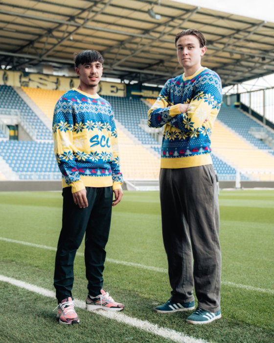 Twee spelers in kersttrui op het veld