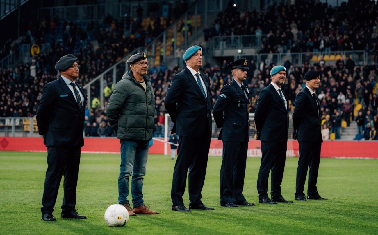 Militairen opgesteld op het veld