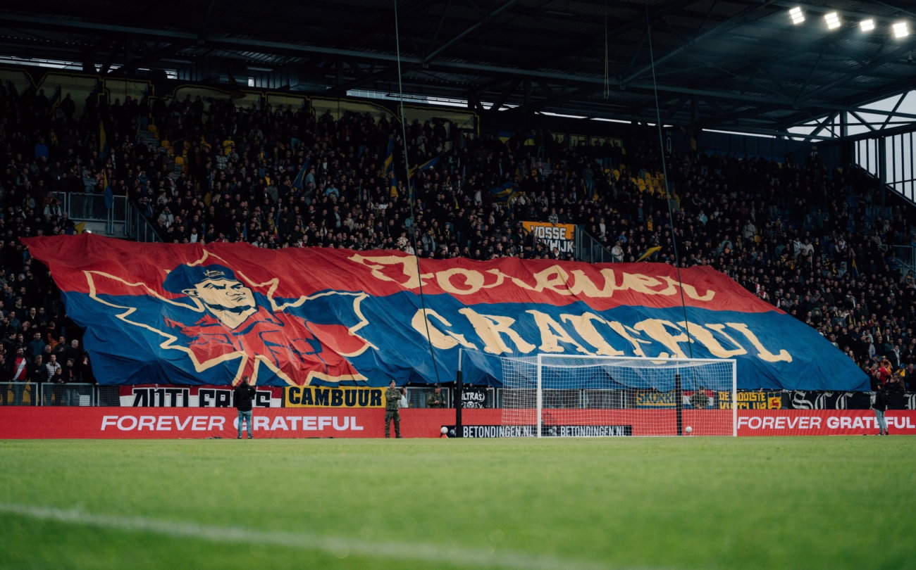 Spandoek Forever Grateful op de tribune