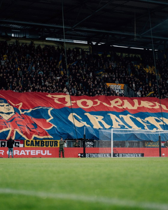 Spandoek Forever Grateful op de tribune