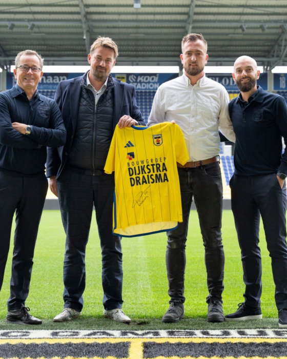 Partners met shirt op het middenveld