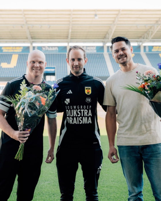 Partners met bloemen en shirt op het veld